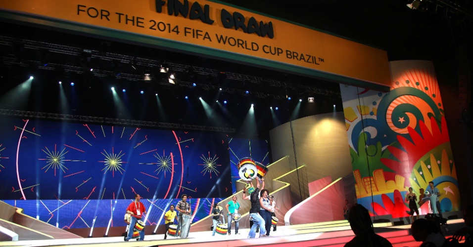 Cantora Margareth Menezes participa junto de integrantes do Olodum do ensaio geral para o sorteio da Copa do Mundo de 2014
