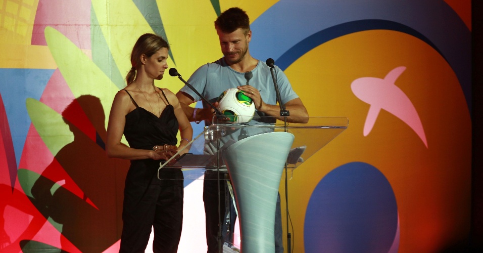 Casal de atores Fernanda Lima e Rodrigo Hilbert participam do ensaio geral para o sorteio da Copa do Mundo de 2014