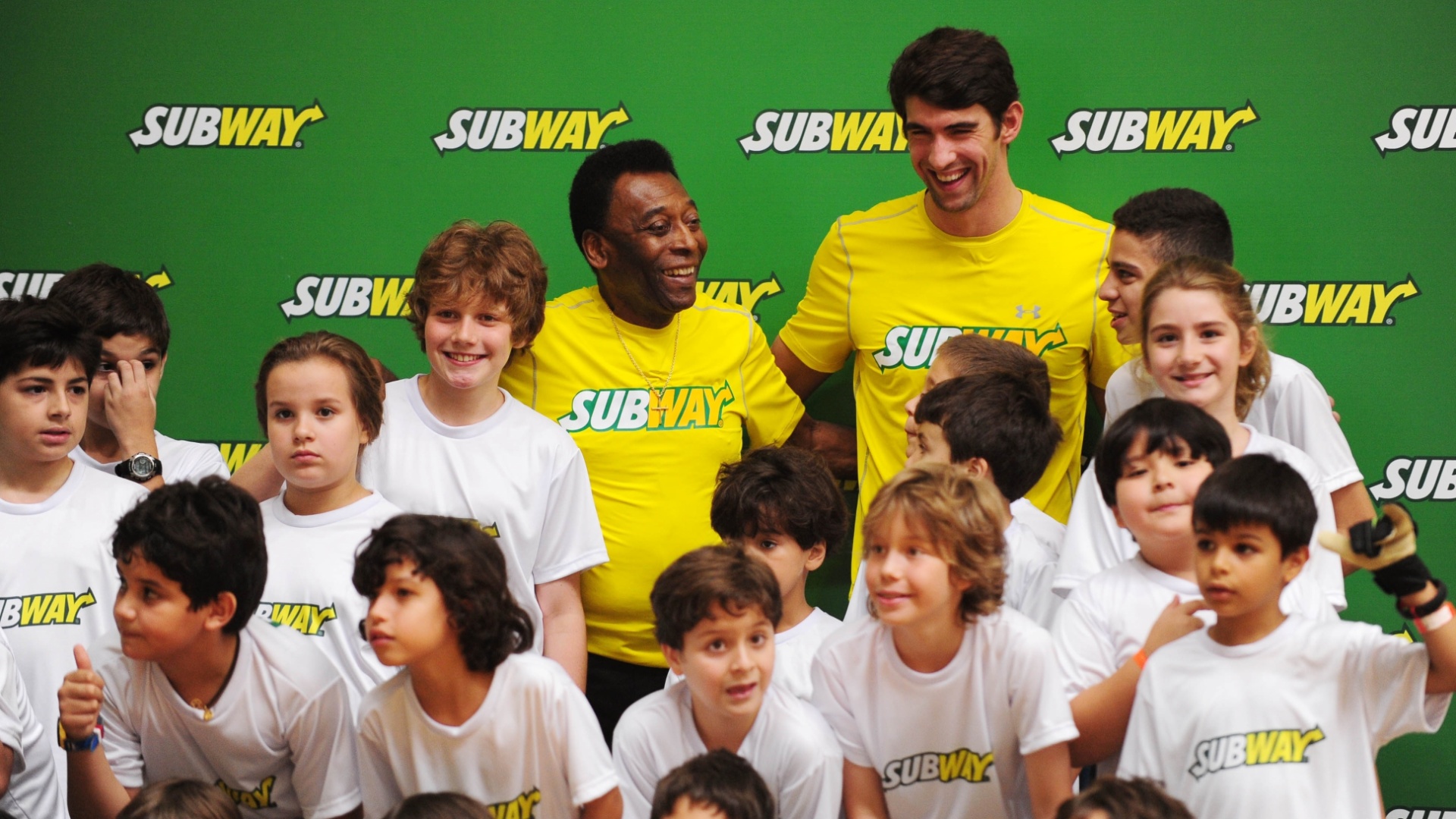 Evento em São Paulo contou com a presença de Pelé, do ex-nadador Michael Phelps e grupo de crianças