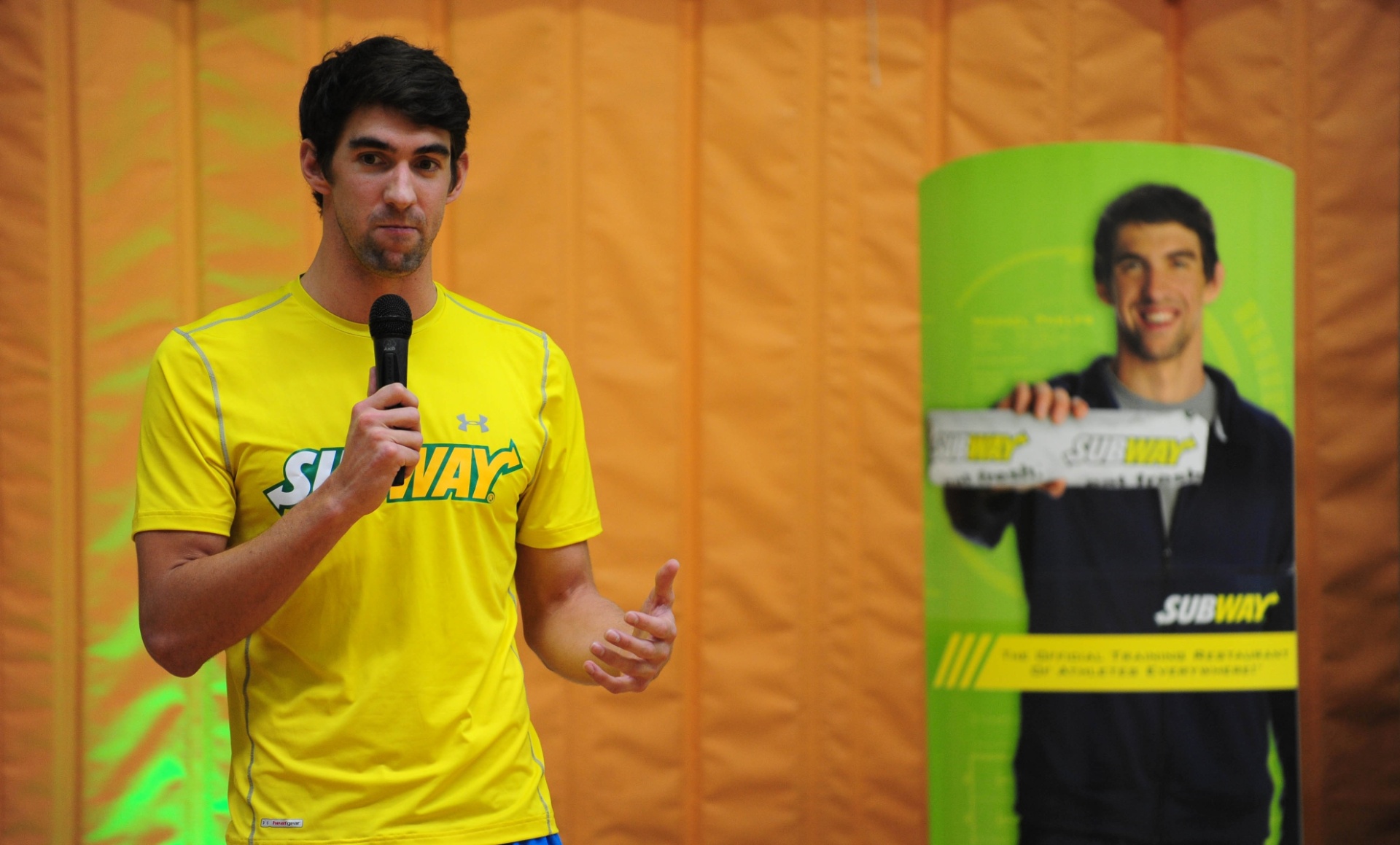 Ex-nadador Michael Phelps conversa com crianças durante evento em São Paulo