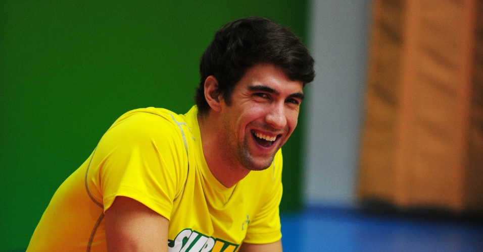 Ex-nadador Michael Phelps dá risada durante evento com crianças em São Paulo