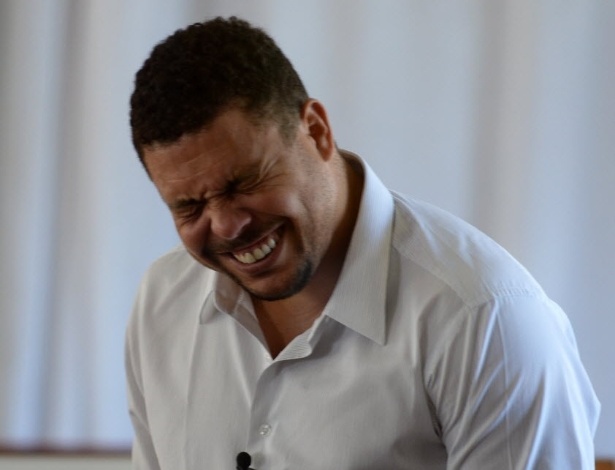 04.dez.2013 - Ronaldo, ex-atacante e membro do COL, concede entrevista na Costa do Sauipe