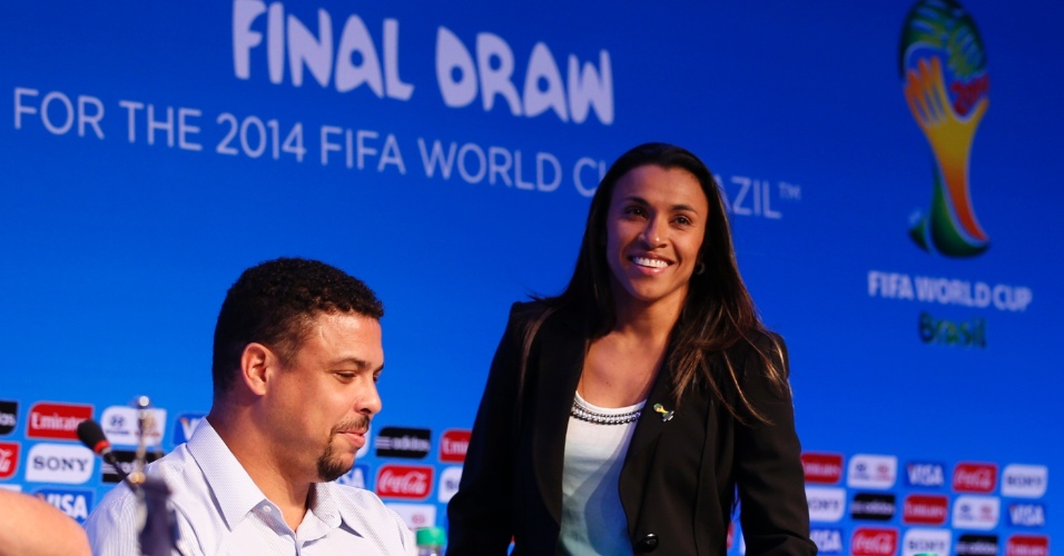 05.12.2013 - Marta e Ronaldo participam de coletiva de imprensa na Costa do Sauípe (BA)