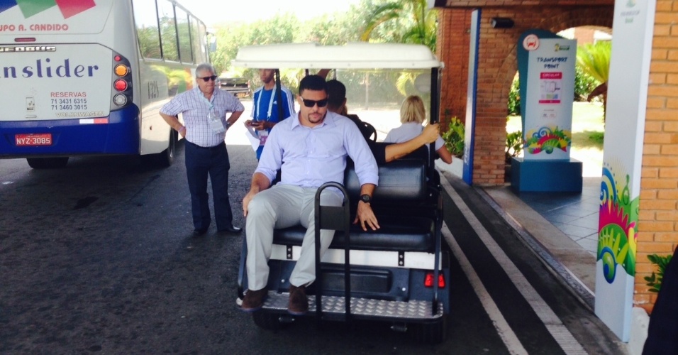 05.12.2013 - Ronaldo pega carona em carrinho na Costa do Sauípe