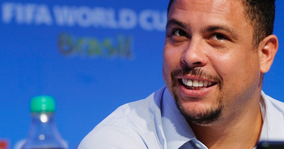 05.12.2013 - Ronaldo responde aos jornalistas durante coletiva de imprensa na Costa do Sauípe (BA)