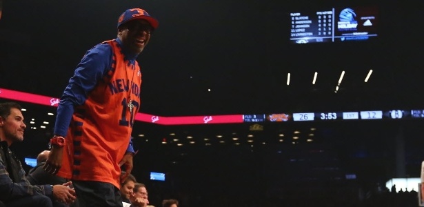 O diretor Spike Lee em uma partida da NBA torcendo para o New York Knicks - Al Bello/Getty Images/AFP