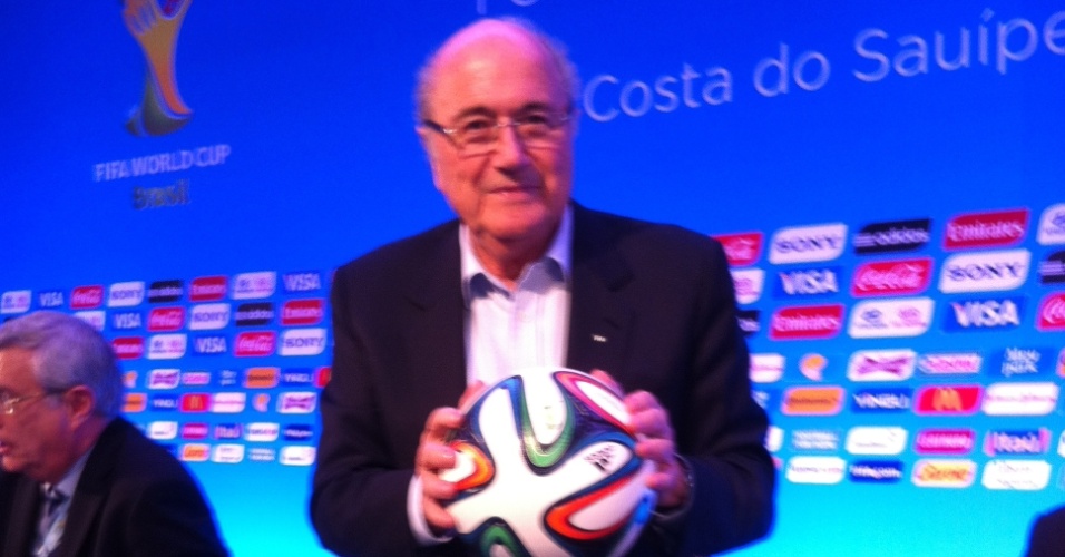 05.nov.2013 - Blatter segura a bola da Copa durante evento da Fifa na Costa do Sauipe