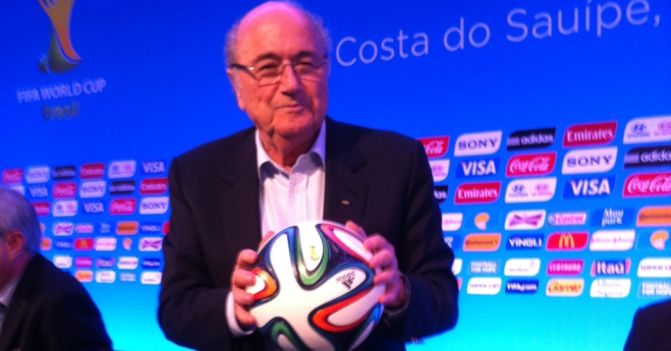 05.nov.2013 - Blatter segura a bola da Copa durante evento da Fifa na Costa do Sauipe