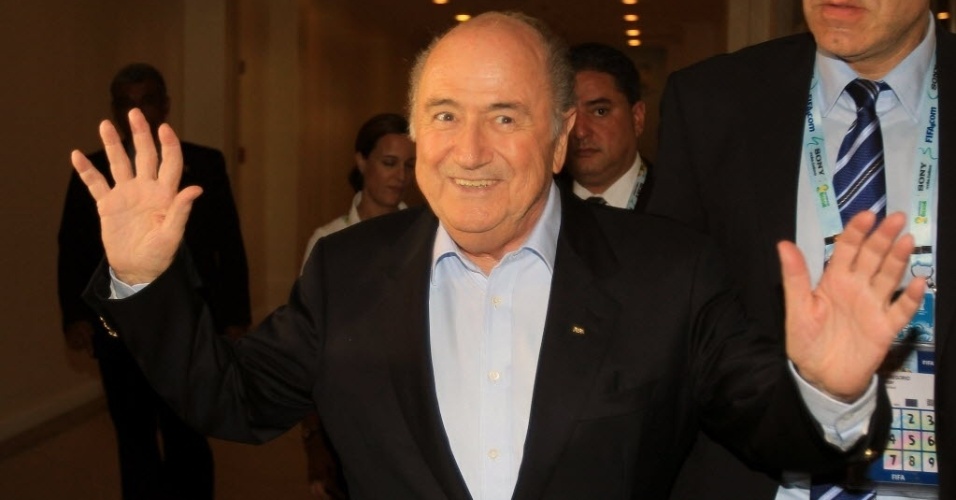 05.nov.2013 - Joseph Blatter chega e acena para os fotógrafos