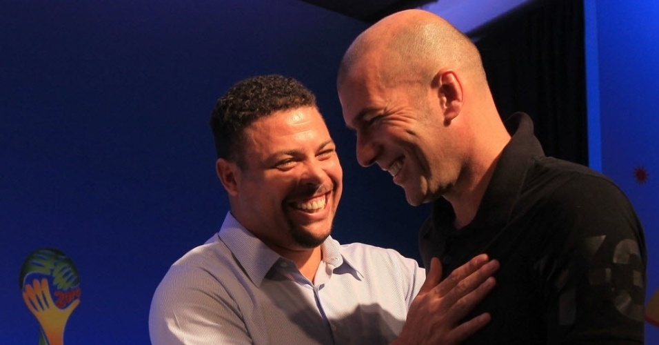 05.nov.2013 - Zidane e Ronaldo se abraçam após coletiva de imprensa na Costa do Sauipe