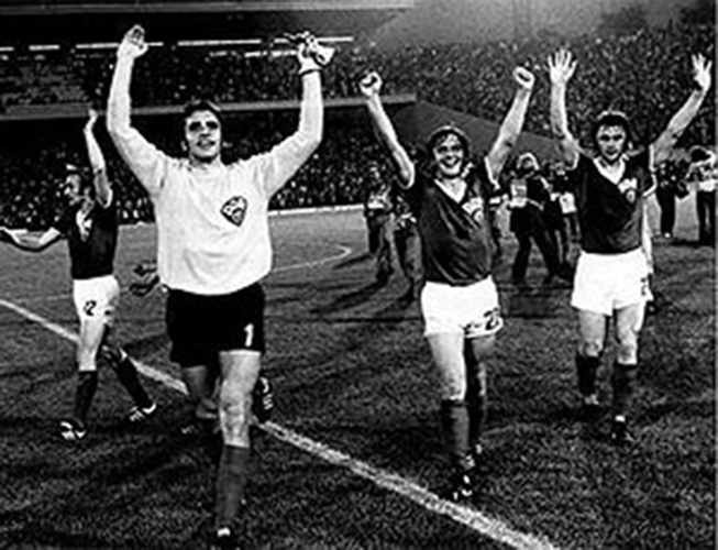 Alemanha Oriental comemora vitória sobre Alemanha Ocidental na Copa de 1974