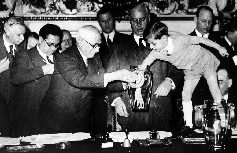 Copa de 1938 - Jules Rimet deixa seu bisneto fazer o sorteio dos jogos da Copa do Mundo
