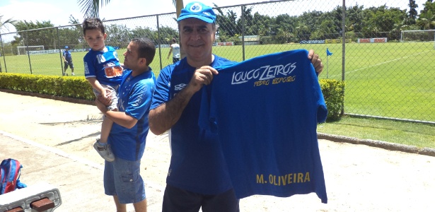 Marcelo Oliveira recebe homenagem de torcedores do Cruzeiro na Toca da Raposa II - Dionizio Oliveira/UOL
