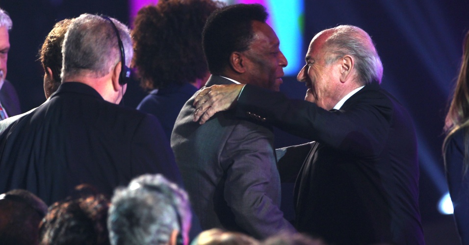 06.12.2013 - Blatter abraça Pelé nos bastidores da cerimônia do sorteio dos grupos da Copa