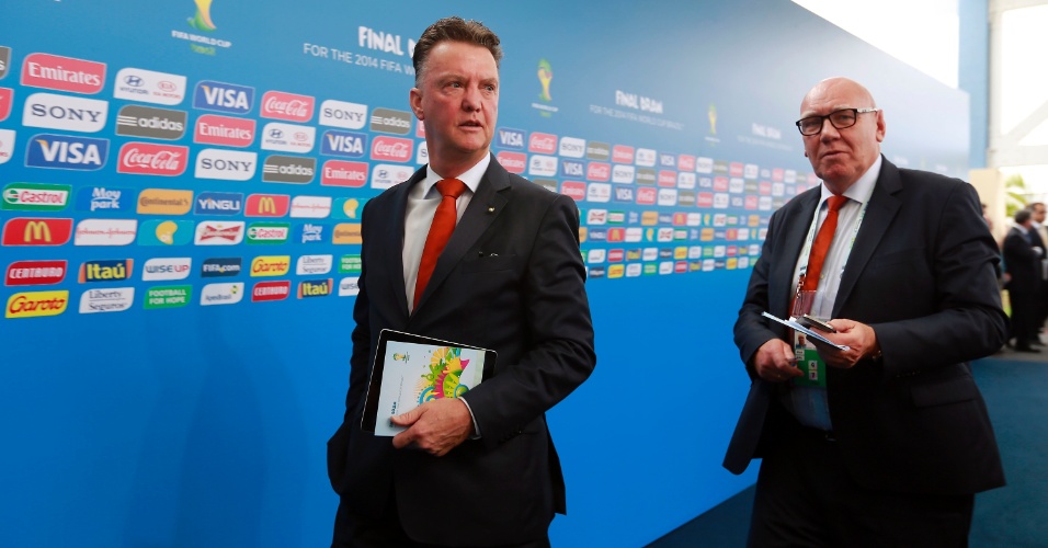 06.dez.2013 - Louis van Gaal, técnico da Holanda, chega para assistir ao sorteio dos grupos