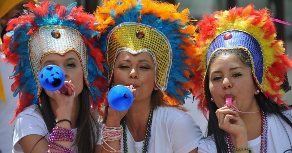 06.dez.2013 - Colombianas fazem a festa em Bogotá enquanto acompanham o sorteio dos grupos da Copa do Mundo