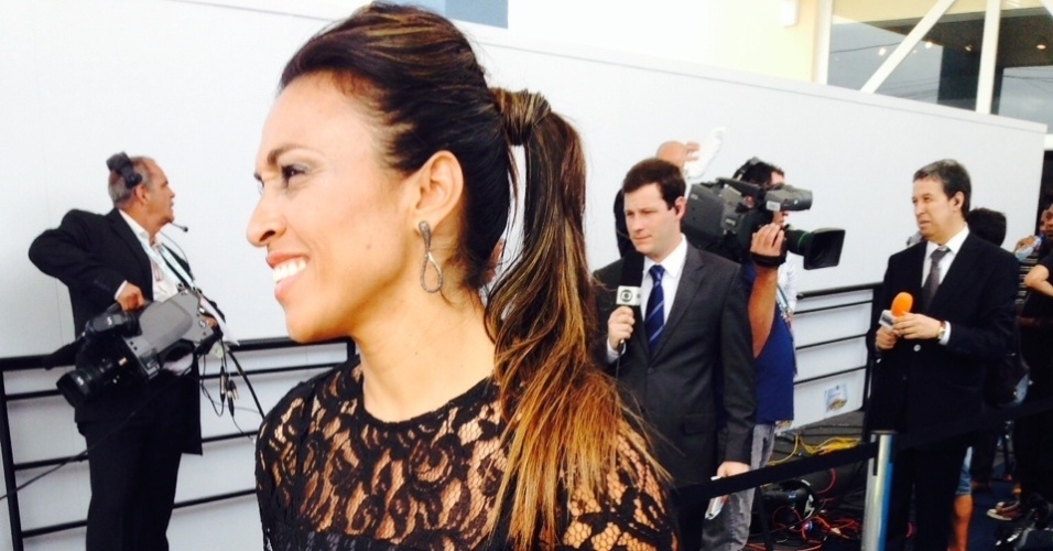 06.dez.2013 - Jogadora Marta fala com jornalistas antes do sorteio dos grupos da Copa do Mundo de 2014