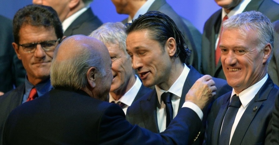 06.dez.2013 - Niko Kovac (centro), treinador da Croácia, conversa com Joseph Blatter, presidente da Fifa, após sorteio dos grupos da Copa