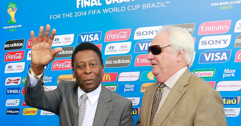 06.dez.2013 - Pelé, campeão do mundo com o Brasil em 1958, 1962 e 1970, acena para jornalistas ao chegar para o sorteio dos grupos da Copa