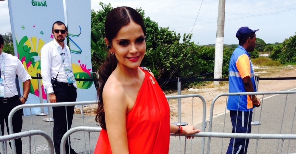 06.dez.2013 - Repórter Marisol Sanchez, da Televisa, emissora mexicana, vai cobrir o sorteio dos grupos
