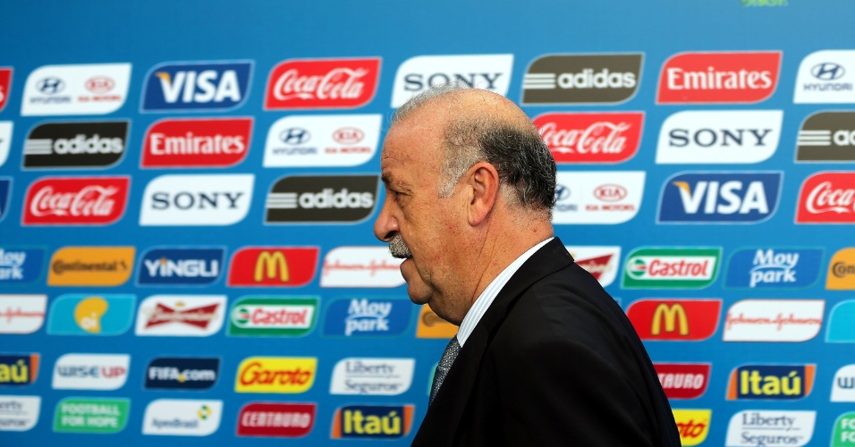06.dez.2013 - Técnico da Espanha, Vicente del Bosque, chega para acompanhar o sorteio dos grupos da Copa do Mundo