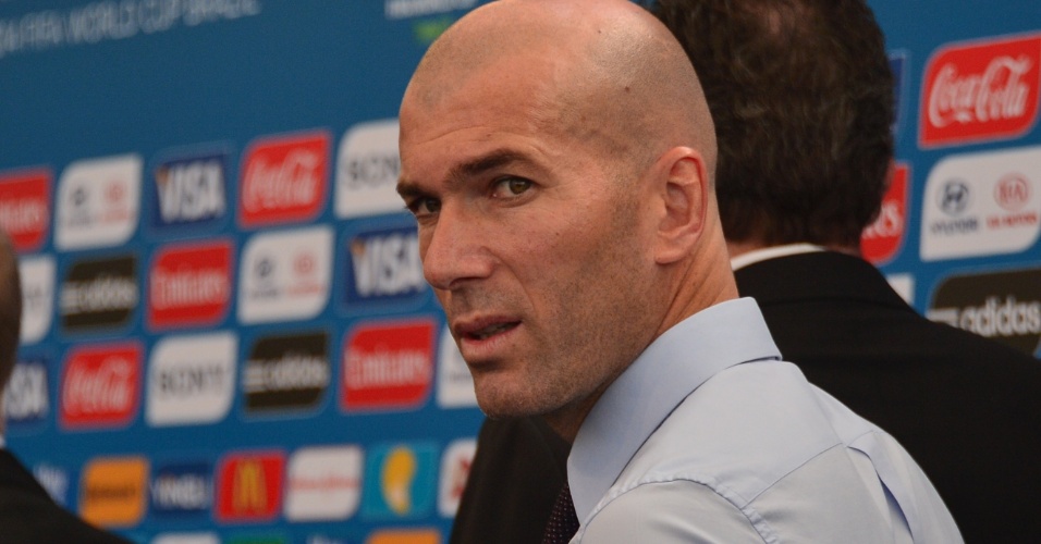 06.dez.2013 - Zinedine Zidane, campeão do mundo com a França em 1998, marca presença no sorteio dos grupos