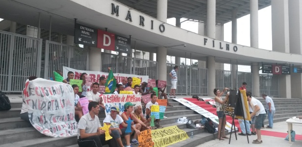 Torcedores protestam no Maracanã durante o sorteio dos grupos da Copa do Mundo de 2014