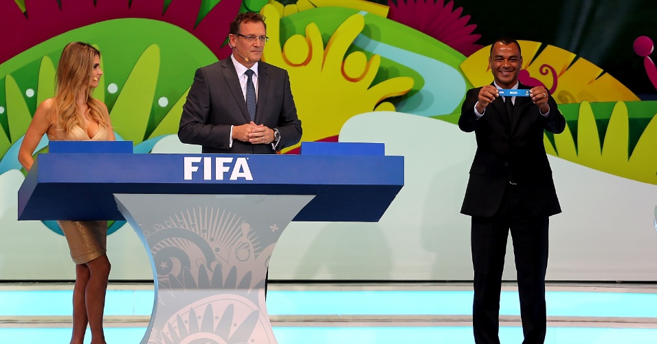 Cafu mostra o nome do Brasil após o início do sorteio dos grupos da Copa do Mundo