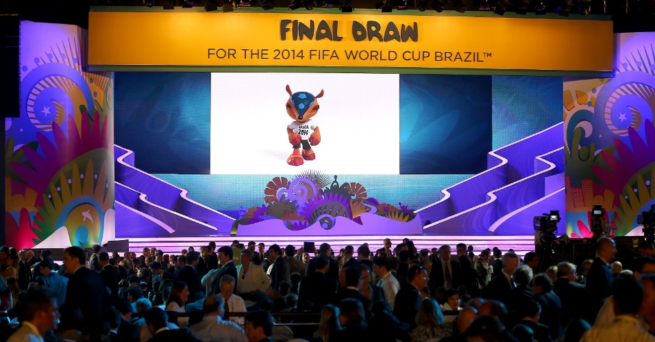 Telão do evento do sorteio dos grupos da Copa do Mundo exibe a imagem do mascote Fuleco