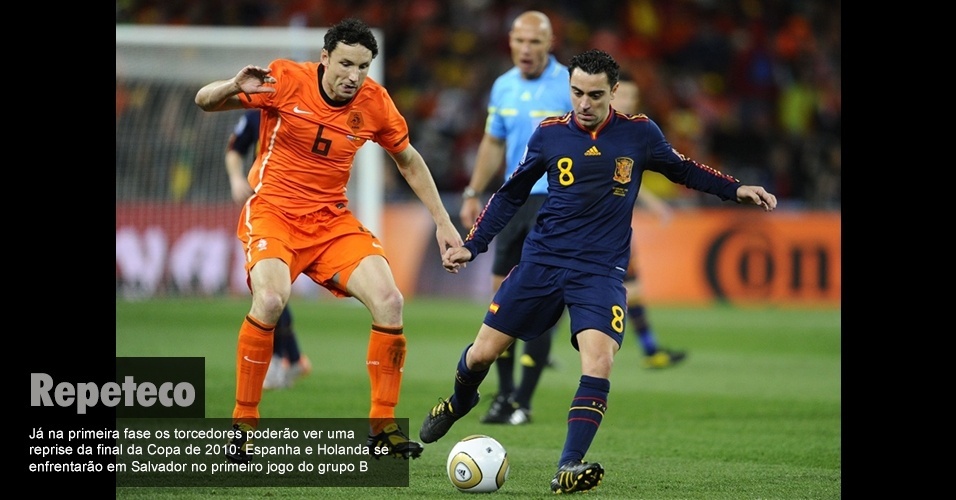 Van Persie disputa a bola com Xavi durante a final entre Espanha e Holanda