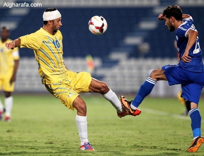 07.dez.2013 - Meia-atacante Nenê leva solada de defensor do Al-Kharitiyat em jogo do campeonato do Qatar - Divulgação