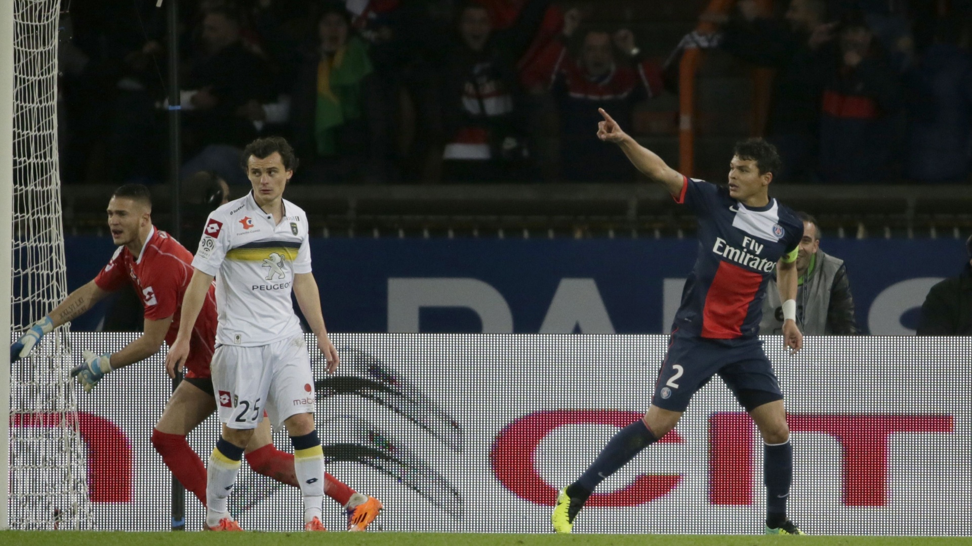 7.12.13 - Thiago Silva marca o primeiro gol do PSG diante do Sochaux