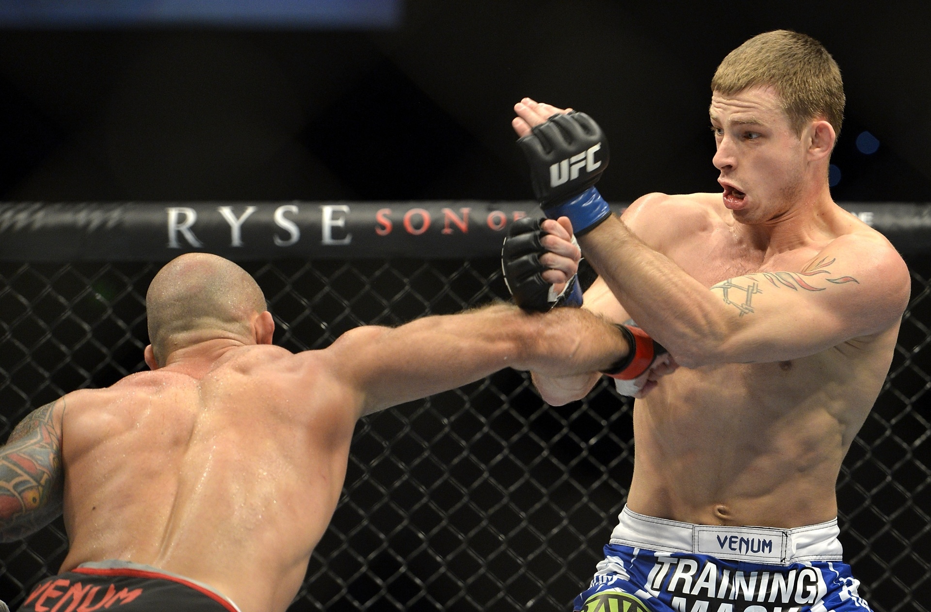 7.dez.2013 -  Bruno Carioca acerta Krzysztof Jotko com um direto de direta durante o UFC Pezão vs Hunt - Bradley Kanaris/Getty Images Sport