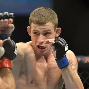 7.dez.2013 - Bruno Carioca e Krzysztof Jotko partem para a trocação durante luta no UFC Pezão vs Hunt - Bradley Kanaris/Getty Images Sport