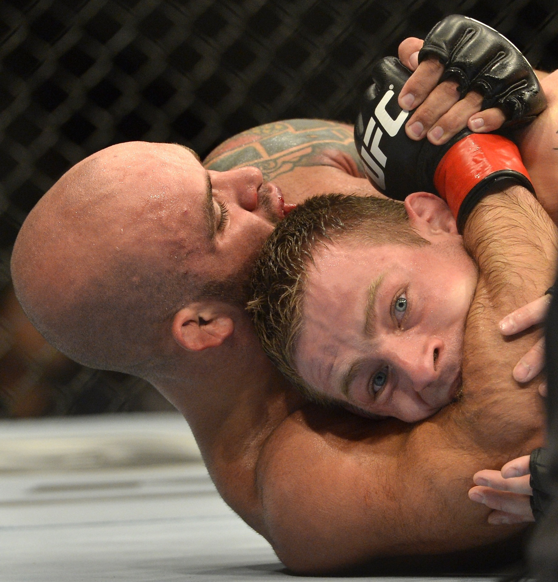 7.dez.2013 - Bruno Carioca tenta a finalização sobre Krzysztof Jotko durante luta pelo UFC Pezão vs Hunt - Bradley Kanaris/Getty Images Sport
