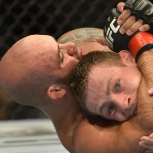 7.dez.2013 - Bruno Carioca tenta a finalização sobre Krzysztof Jotko durante luta pelo UFC Pezão vs Hunt - Bradley Kanaris/Getty Images Sport