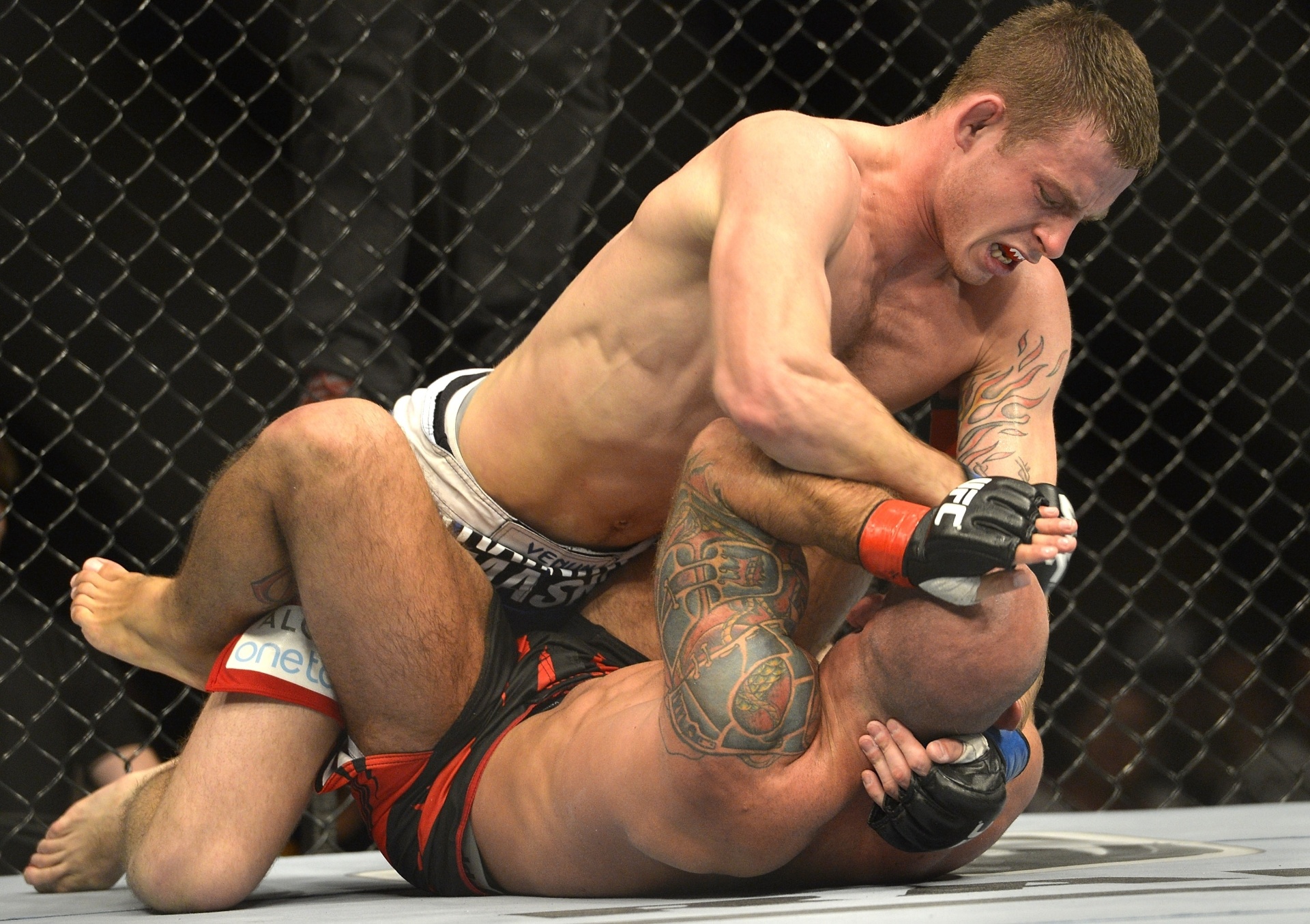 7.dez.2013 - Krzysztof Jotko golpeia Bruno Carioca no ground and pound durante luta pelo UFC Pezão vs Hunt - Bradley Kanaris/Getty Images Sport