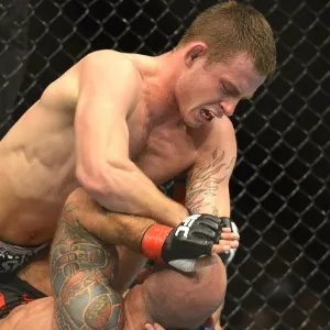 7.dez.2013 - Krzysztof Jotko golpeia Bruno Carioca no ground and pound durante luta pelo UFC Pezão vs Hunt - Bradley Kanaris/Getty Images Sport