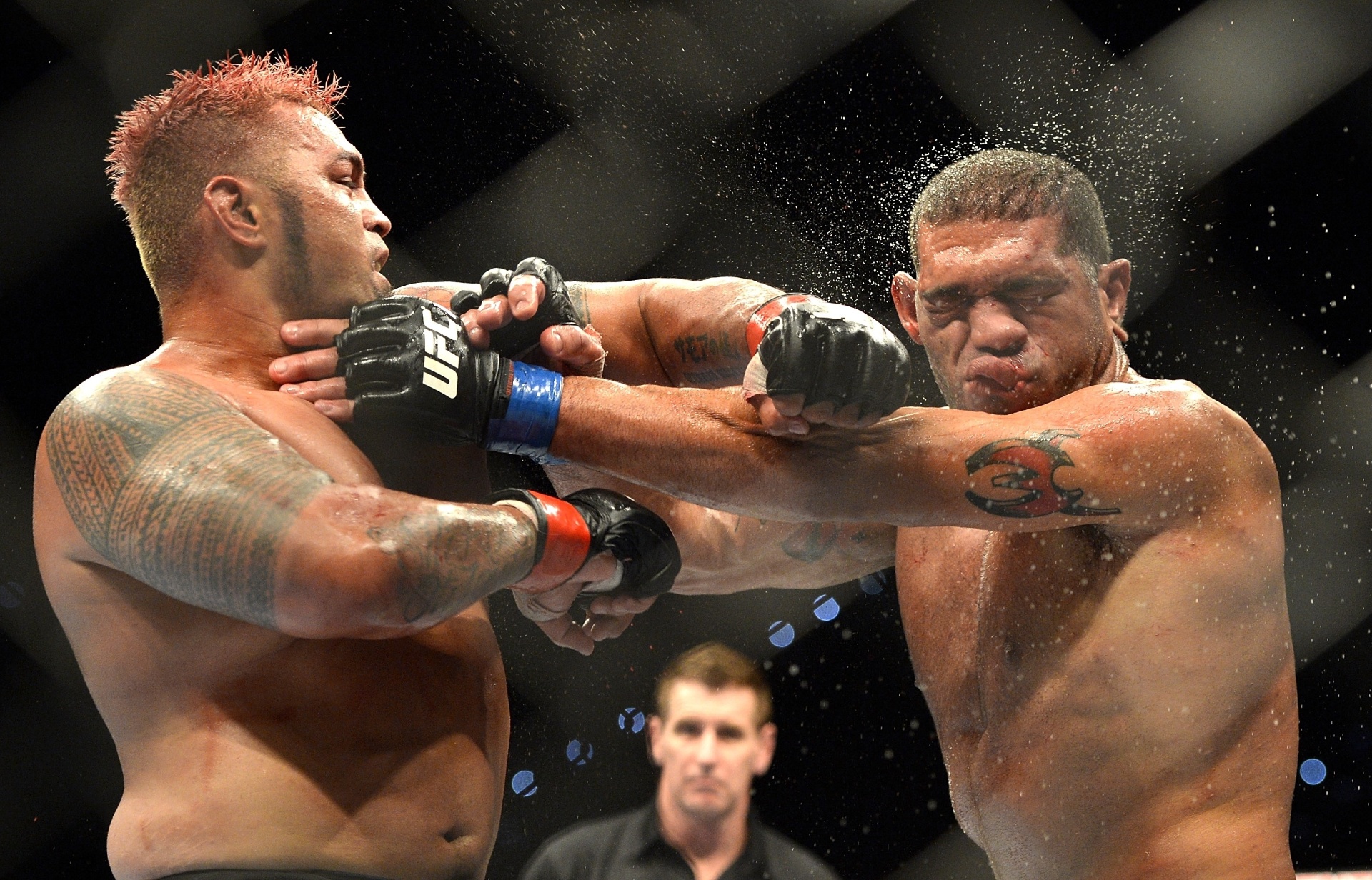 7.dez.2013 - Mark Hunt acerta cruzado de esquerda no rosto de Antônio Pezão - Chris Hyde/Getty Images Sport