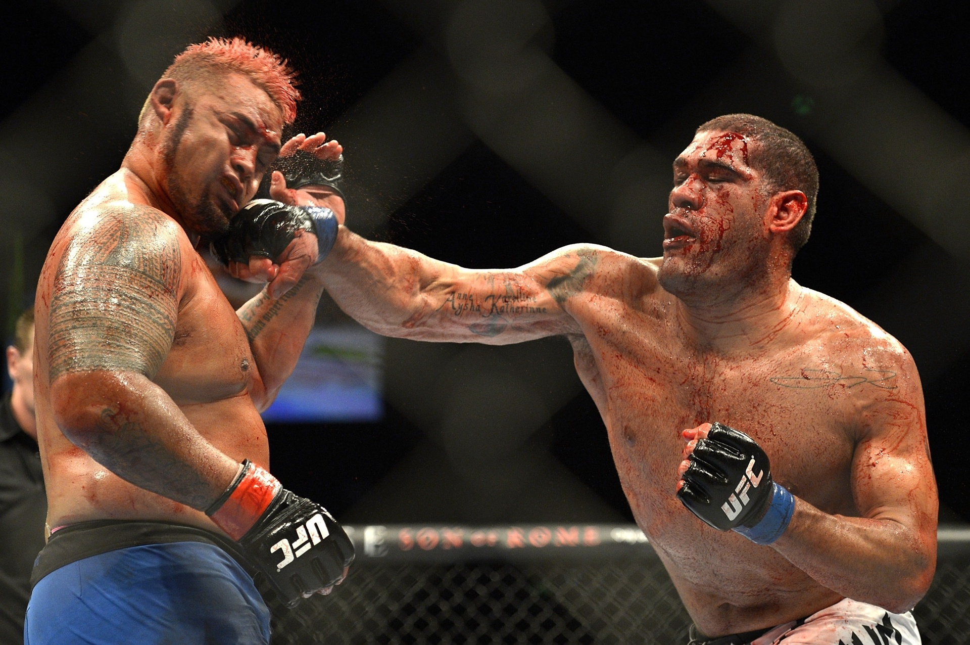 7.dez.2013 - Pezão golpeia Mark Hunt durante o UFC Austrália - Bradley Kanaris/Getty Images Sport