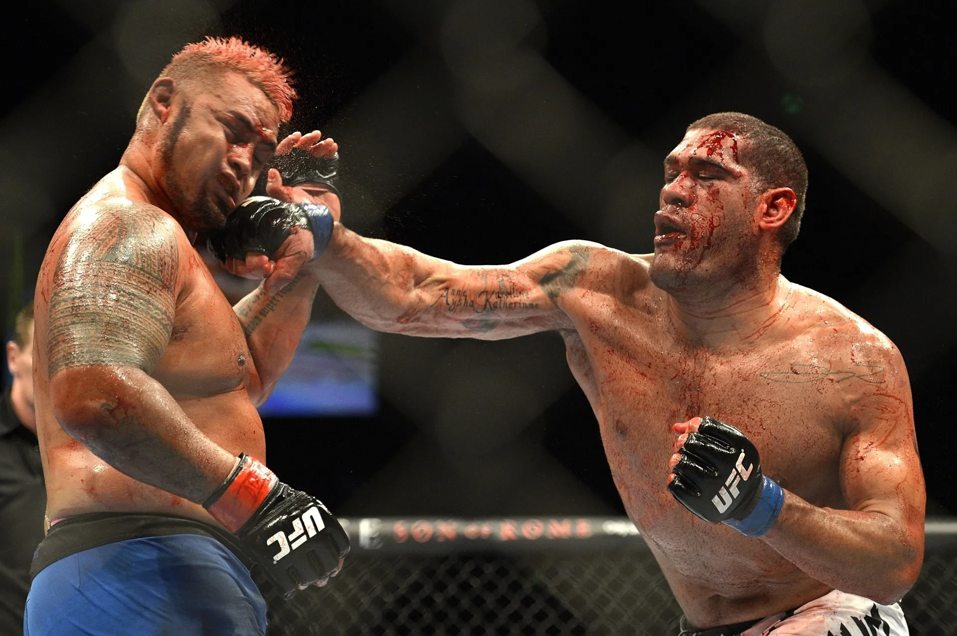 7.dez.2013 - Pezão golpeia Mark Hunt durante o UFC Austrália - Bradley Kanaris/Getty Images Sport
