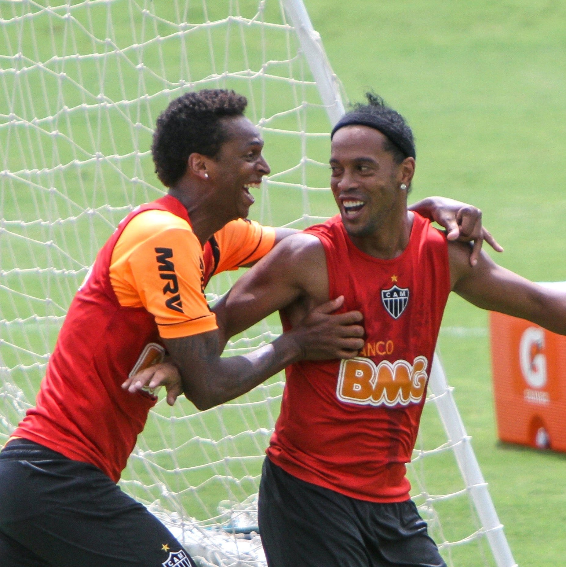 Ronaldinho Gaúcho dá três assistências em jogo de lendas do