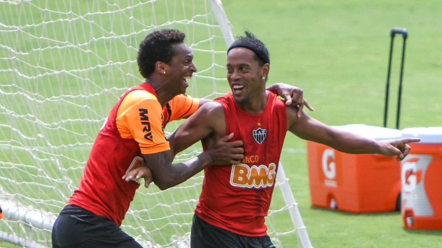Jô e Ronaldinho Gaúcho se tornaram grandes amigos no Atlético-MG e foram campeões da Libertadores de 2013 - Bruno Cantini/site oficial do Atlético-MG