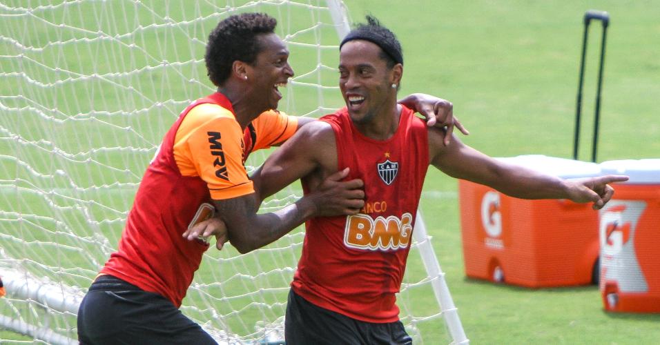 Jô e Ronaldinho Gaúcho durante treino descontraído do Atlético-MG, na Cidade do Galo (7/12/2013)