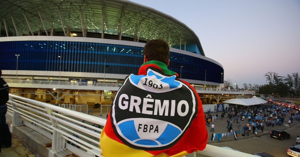 Torcedor observa movimentação na Arena do Grêmio, em Porto Alegre