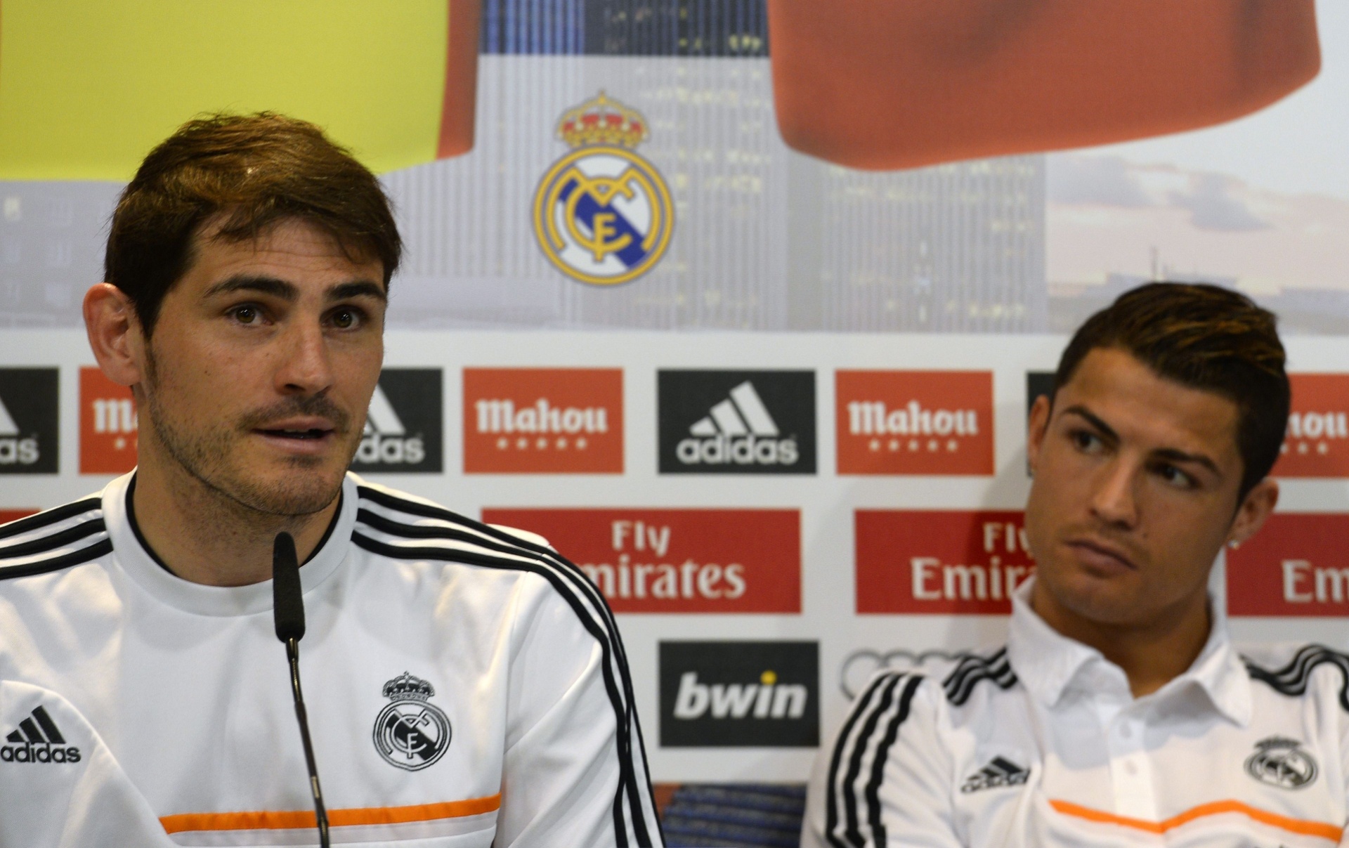 08.dez.2013 - Ao lado de Cristiano Ronaldo, Casillas fala sobre o favoritismo da equipe na Copa de 2014 - AFP PHOTO/ GERARD JULIEN