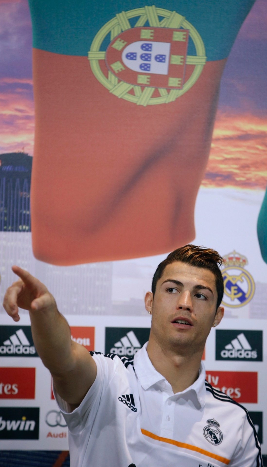 08.dez.2013 - Cristiano Ronaldo fala durante conferência para a Copa de 2014, realizada em Valdebebas, em Madrid - REUTERS/Javier Barbancho