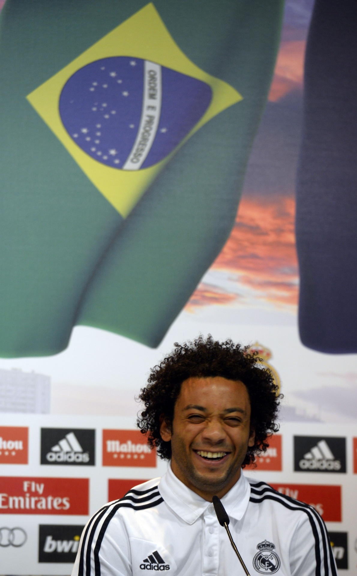 08.dez.2013 - Marcelo, lateral esquerdo da seleção brasileira, em momento descontraído da coletiva - AFP PHOTO/ GERARD JULIEN