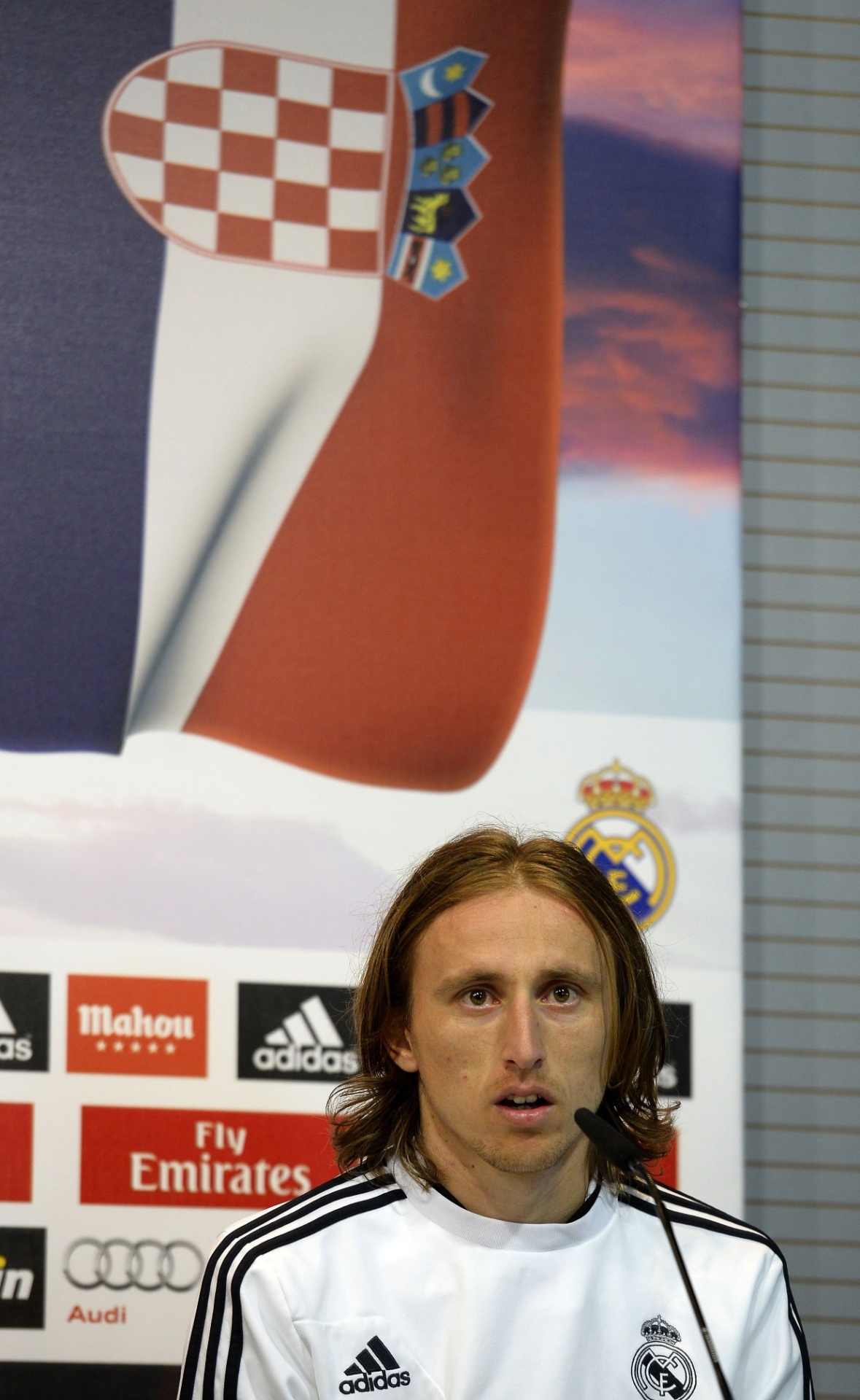 08.dez.2013 - O croata, Luka Modric, responde às perguntas durante a conferência - AFP PHOTO/ GERARD JULIEN