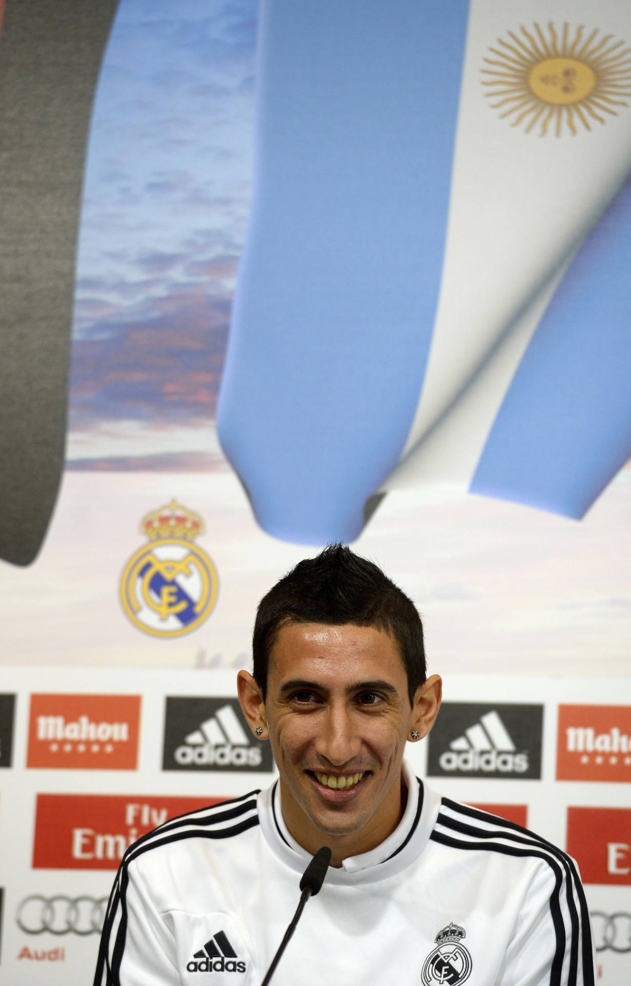 08.dez.2013 - O meia da seleção argentina, Angel di Maria, se diverte ao falar sobre suas impressões sobre o Mundial de 2014 - AFP PHOTO/ GERARD JULIEN